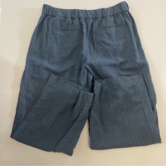 Banana republic cropped wide leg elastic waist pinstriped pants. Size pm - Picture 2 of 4